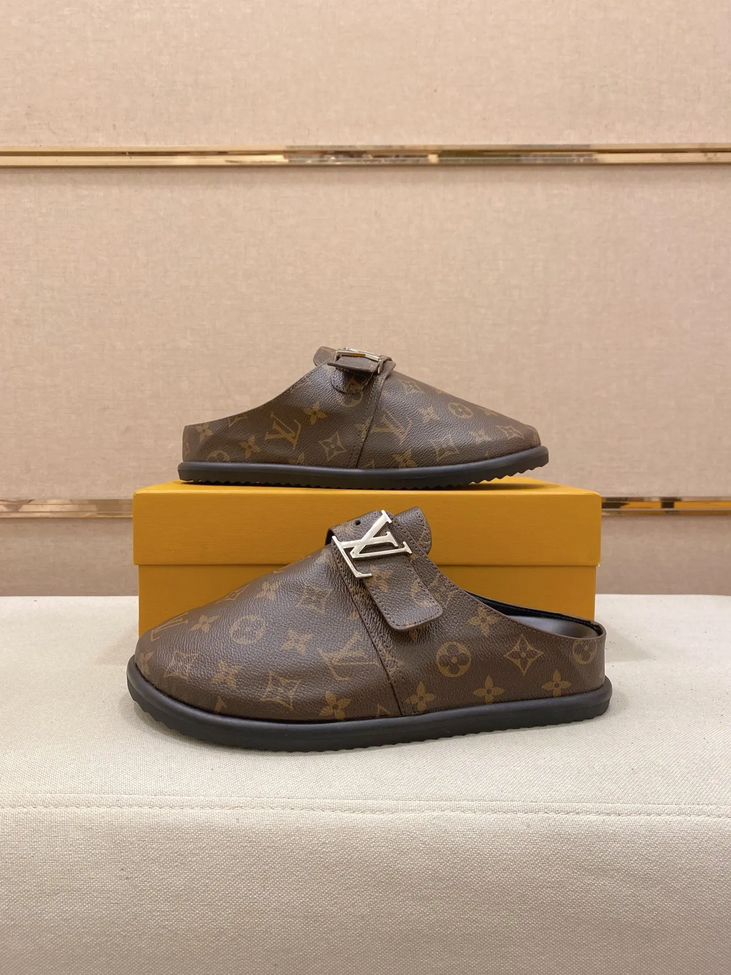 Men's shoes 💰: 360💰Made by LV🔍Top purchasing agents, men's spring and summer slippers are synchronized in the counters. The uppers are made of imported materials from Italy with logo graphics and high-quality craftsmanship. The soles: original soles specially provided by the original factory. The exclusive movable molded soles are super comfortable. Original goods follow the order, 🔍🔍high quality, you can enter and exit the counter at will. Welcome to compare, code number 38-44.